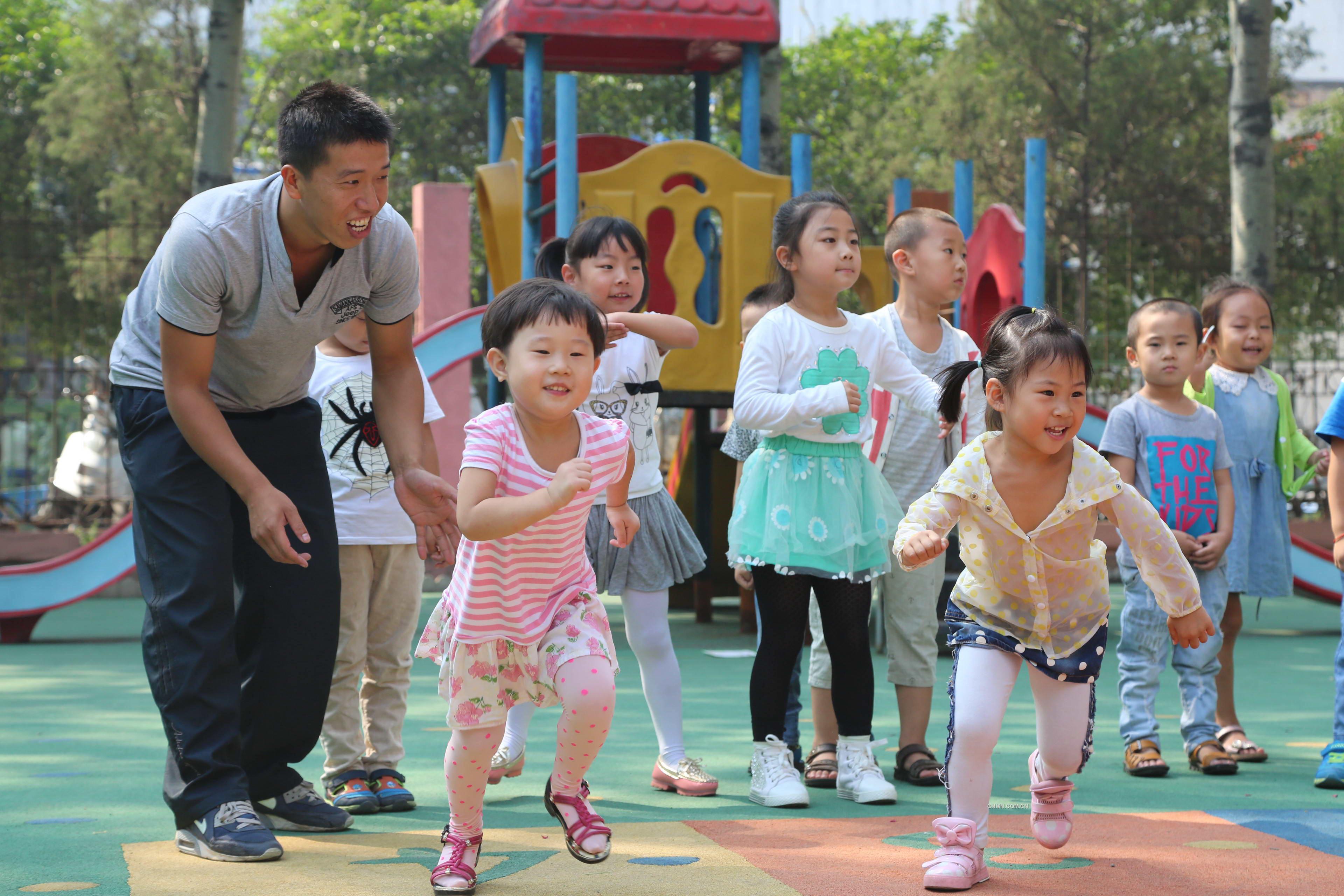 又是一年教師節(jié)，即將到來(lái)的教師節(jié)將是原濤作為男幼兒教師度過(guò)的第三個(gè)教師節(jié)。談及這兩年的幼教經(jīng)歷，原濤介紹道，從最初的親朋好友的不理解，到現(xiàn)在大家的支持，而且小朋友們和他相處的已經(jīng)無(wú)話(huà)不說(shuō)了。