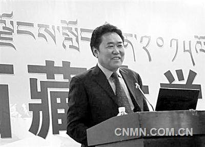  適逢西藏自治區(qū)50歲生日，記者在拉薩見到了多吉，作為我國(guó)首位中國(guó)工程院藏族院士，也是西藏地區(qū)唯一一位院士，多吉院士已從地質(zhì)勘探一線退居12年，一直從事地質(zhì)相關(guān)的管理工作，目前是自治區(qū)人大常委會(huì)副主任兼任自治區(qū)國(guó)土資源廳總工程師。