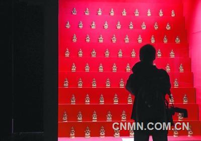 明天是故宮博物院90歲的生日，“揭秘”成為其為公眾準(zhǔn)備的一份厚禮：一度被傳為靈異事件高發(fā)區(qū)的“后宮”，即慈寧宮和壽康宮領(lǐng)銜的西路區(qū)域?qū)?對(duì)外開(kāi)放，故宮首座開(kāi)放的佛堂也在其中；宮里歲數(shù)最小的寶蘊(yùn)樓將回溯故宮寶貝南遷北返往事；午門—雁翅樓將聯(lián)合重現(xiàn)帝后過(guò)壽的盛景，連乾隆給母親過(guò)壽的菜 單都被翻騰出來(lái)了；東華門揭秘最徹底，用科技和文物講述故宮是如何搭建的。