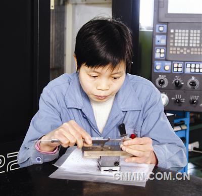 自貢硬質(zhì)合金有限責任公司模具分廠數(shù)控銑技師黃桂英，近日被全國總工會評為“五一巾幗標兵”。身高只有1.55米的她，站在兩米多高的大型機床旁邊，個子更顯矮小瘦削。她也不善言辭，同事對她的評價就是普通、實在。
