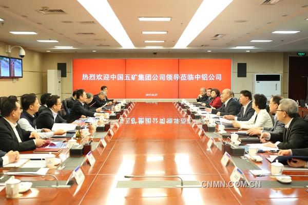 3月27日，中國(guó)五礦董事長(zhǎng)、黨組書(shū)記何文波，總經(jīng)理、黨組副書(shū)記國(guó)文清率團(tuán)訪問(wèn)中國(guó)鋁業(yè)公司（下稱(chēng)“中鋁公司”），與中國(guó)鋁業(yè)董事長(zhǎng)、黨組書(shū)記葛紅林就全面深化改革、強(qiáng)化管理、瘦身健體、提質(zhì)增效等共同關(guān)心的問(wèn)題進(jìn)行了深入交流和探討。中國(guó)五礦領(lǐng)導(dǎo)董明俊、沈翎、李連華、李福利、馮貴權(quán)、盧衛(wèi)東，中鋁公司領(lǐng)導(dǎo)余德輝、劉才明、張程忠、劉祥民、劉建平、盧東亮等出席交流會(huì)。