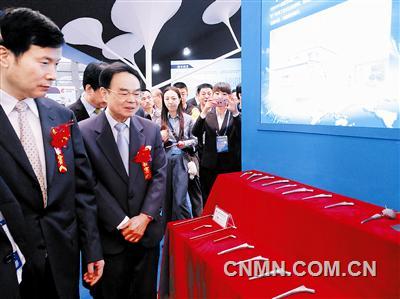 陳全訓(xùn)在惠進(jìn)才的陪同下參觀國(guó)際鈦博會(huì)企業(yè)展臺(tái)。