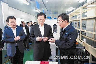 03、省委書記陳豪到云錫錫、銦新材料研發(fā)中心調(diào)研