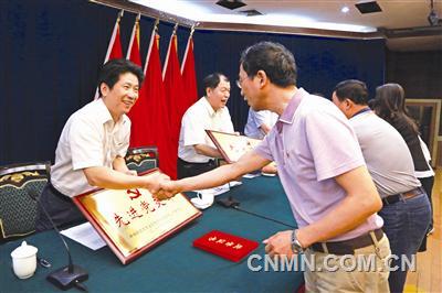 集團公司領導為先進黨支部授牌