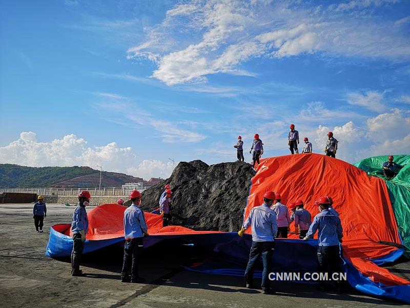 為避免天氣影響造成銅精礦損失和水分增加，進一步加大保護沿海地區(qū)生態(tài)環(huán)境力度，中鋁東南銅業(yè)有限公司渣選廠組織黨員帶領群眾，同心協(xié)力，相互配合，為露天存放的銅精礦覆蓋篷布。紅色安全帽與篷布、藍色工作服與天空交相輝映，在作業(yè)現場筑成了一道亮麗的風景線。