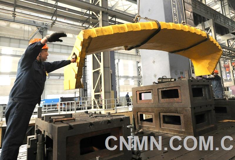 日前，中信重工機械股份有限公司與目前世界上最大的礦山、工程機械和建筑機械生產(chǎn)商簽訂新一批鏟斗頭部鑄件合同。