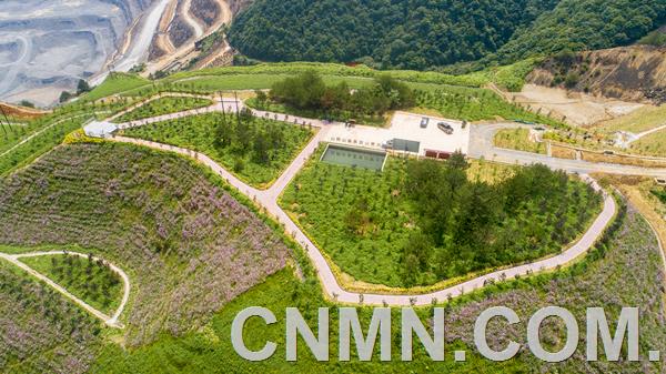 格桑花、杜鵑花、茶花……江銅集團德興銅礦楊桃塢山頭姹紫嫣紅、山花爛漫。這里曾是一片不毛之地，堆滿廢石，寸草難生。如今，運用生態(tài)修復(fù)的最新技術(shù)，裸露的山頭涅槃成為生態(tài)公園。