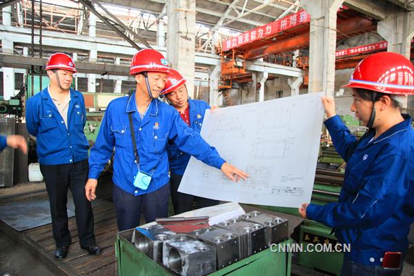 中鋁集團勞動模范侯金富進行攻關(guān)軋機油缸孔加工現(xiàn)場技藝傳承活動1_副本