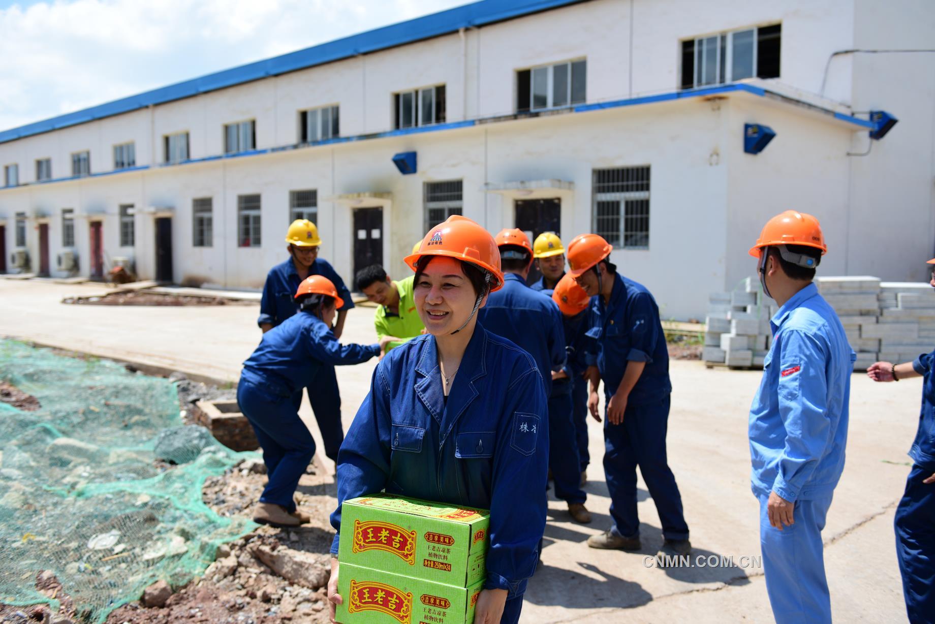 日前，在新生產(chǎn)基地，株洲冶煉集團(tuán)股份有限公司2019年度首次高溫送清涼行動(dòng)拉開序幕。
