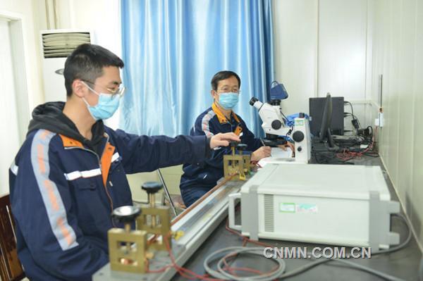 中鋁洛陽銅加工有限公司堅持追蹤最新技術(shù)標(biāo)準(zhǔn)，注重科技引領(lǐng)企業(yè)發(fā)展。近日，該公司變更授權(quán)申請的《金屬材料電阻率測量方法》，通過國家認證認可監(jiān)督管理委員會最新方法標(biāo)準(zhǔn)授權(quán)使用。至此，該公司已有170余項檢測標(biāo)準(zhǔn)獲得國家最新版本標(biāo)準(zhǔn)授權(quán)。