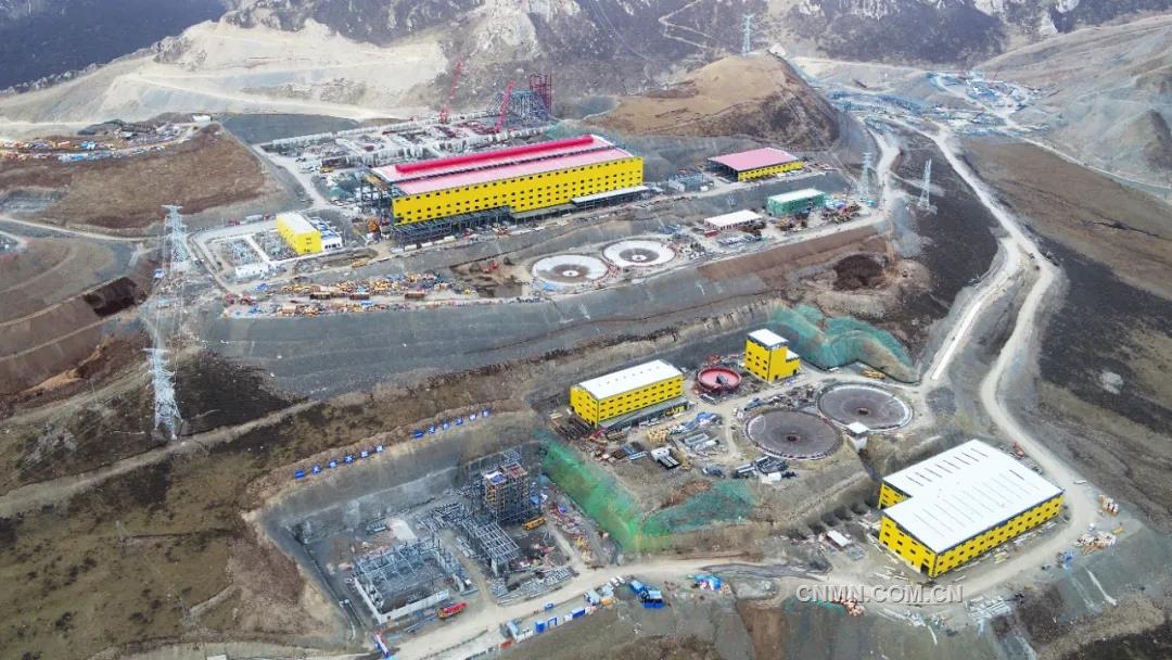 5月26日晚11點，玉龍銅礦改擴建工程建設項目尾礦輸送及回水隧道順利貫通，玉龍銅礦改擴建咽喉工程——破碎站及隧道工程4個隧道就此全部貫通。