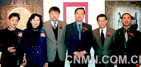 畫家與嘉賓合影（左三為中國駐多倫多文化領(lǐng)事項(xiàng)曉偉，右二為國際佛光會多倫多會長）1