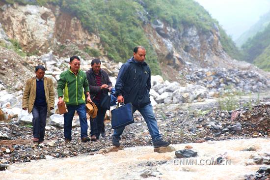 頭條 跋山涉水只為貧困戶(hù)早日脫貧。尹永權(quán) 攝_副本