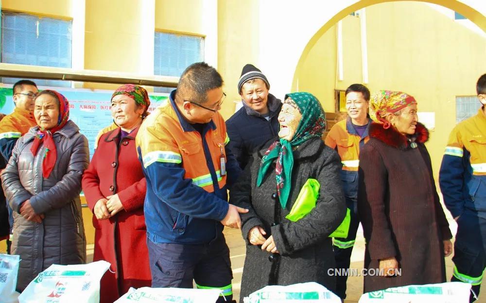 烏恰縣素有“西極”之稱，行政區(qū)劃屬于新疆克孜勒蘇柯爾克孜自治州，是國家劃定的深度貧困地區(qū)。這里年均降水量172毫米，蒸發(fā)量2500毫米，集氣候惡劣、民族地區(qū)、邊疆地區(qū)為一體，是全國脫貧攻堅(jiān)的主戰(zhàn)場(chǎng)之一。
