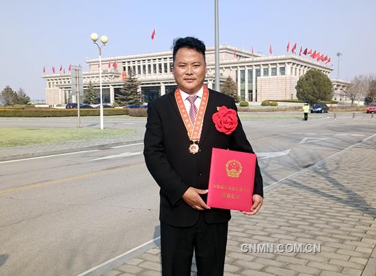 云南銅業(yè)迪慶礦業(yè)的藏族員工都吉走進(jìn)人民大會(huì)堂，親耳聆聽習(xí)近平總書記“我國脫貧攻堅(jiān)戰(zhàn)取得了全面勝利”的莊嚴(yán)宣告，并接受“全國脫貧攻堅(jiān)先進(jìn)個(gè)人”榮譽(yù)表彰。