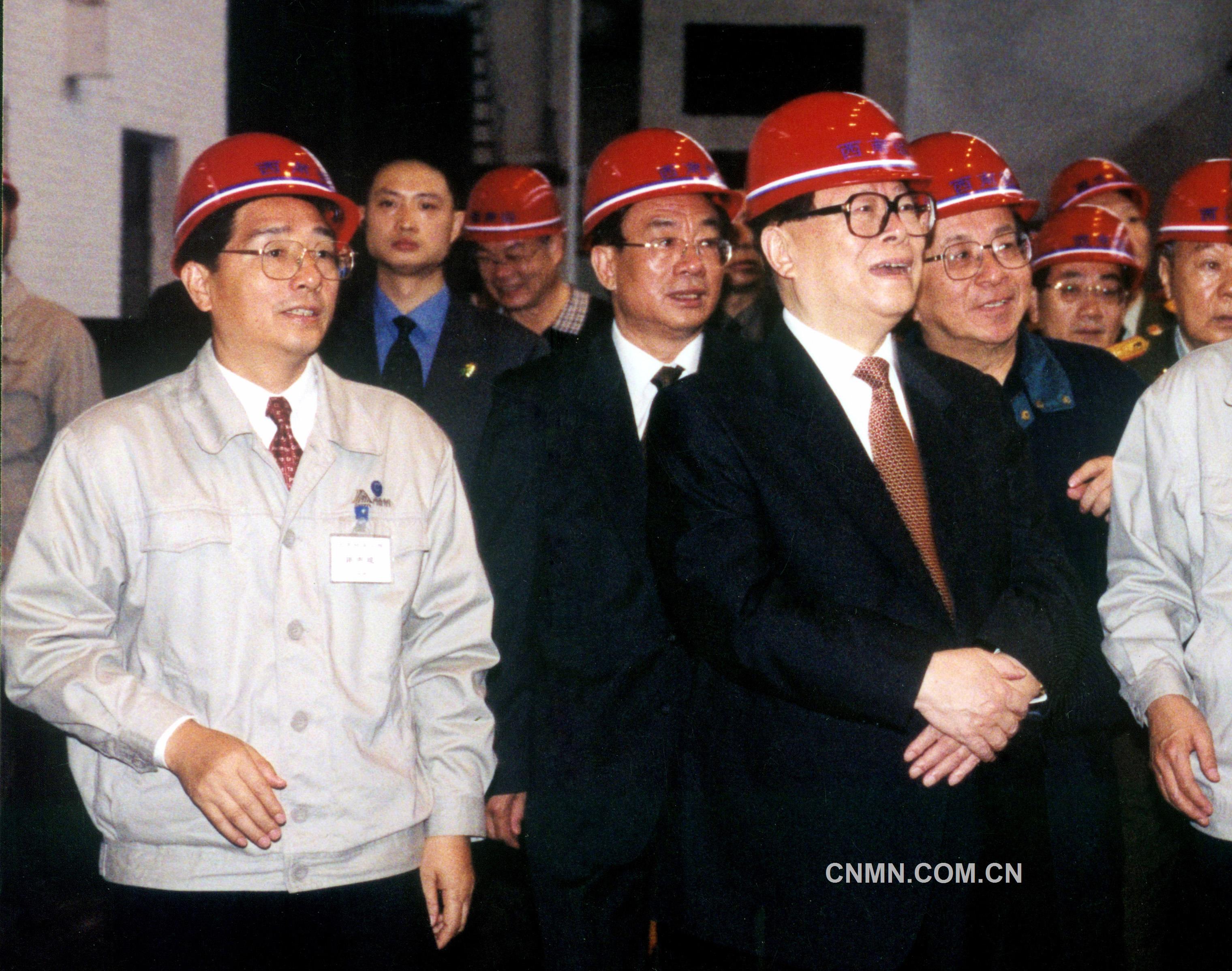 2002年5月22日，江澤民視察西南鋁。（李影攝）
