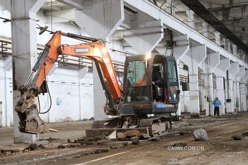 近日，在洛陽銅業(yè)占地4796平方米的原裝備技術(shù)公司工具車間閑置廠房內(nèi)，一臺鉤機在車間內(nèi)來往穿梭、平整地坪——洛陽市花卉市場搬遷地正在如火如荼地施工中。