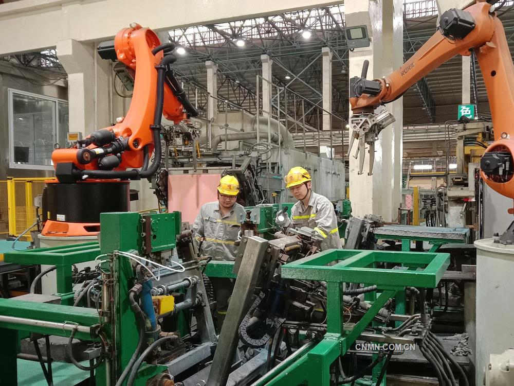 日前，銅陵有色金冠銅業(yè)分公司雙閃電解車間協(xié)同保全點(diǎn)檢人員對電解剝片機(jī)組等設(shè)備進(jìn)行聯(lián)合點(diǎn)檢，及時(shí)消除故障隱患，強(qiáng)化設(shè)備日常潤滑維保，不斷鞏固提升設(shè)備作業(yè)效率，保障安全高效生產(chǎn)。