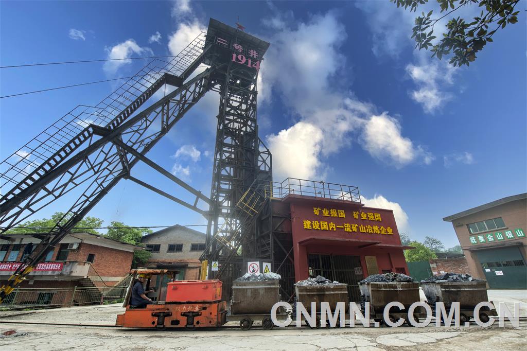 水口山鉛鋅礦二號(hào)豎井，開(kāi)拓于1914年的，1958年，雙箕斗設(shè)施完成，國(guó)內(nèi)最早的底卸式箕斗