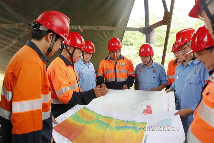 圖為五礦勘察、水口山公司地質(zhì)專家和技術(shù)人員在探討資源勘探工作