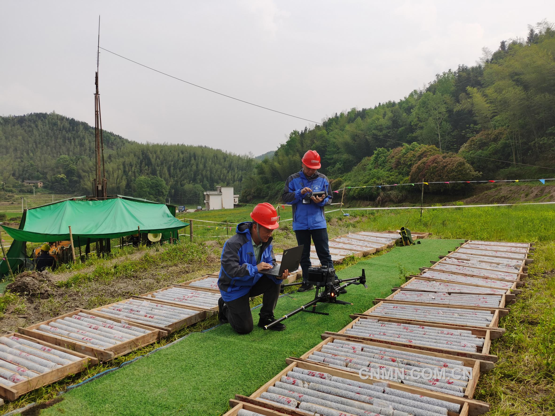 江西地質-物化探大隊隊員正在開展低空無人機航磁作業(yè)。