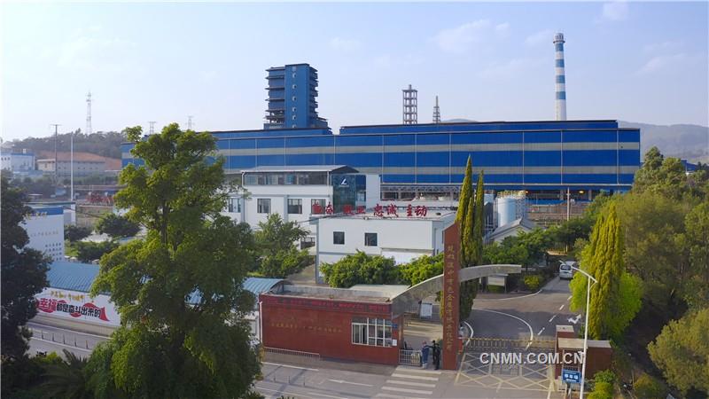 楚雄滇中有色金屬有限責(zé)任公司，一個建成投產(chǎn)近30年的中型銅冶煉企業(yè)，在由弱到強(qiáng)的發(fā)展歷程中，始終堅持并堅定踐行新發(fā)展理念，以綠色發(fā)展為根本目標(biāo)，致力開拓適合企業(yè)實(shí)際的綠色“路徑”，一步一個腳印建設(shè)企業(yè)的“綠水青山”。