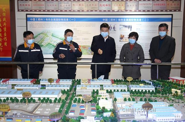 （左上）圖為河南省委常委、副省長費(fèi)東斌（中）在中部陸港沙盤聽取物流產(chǎn)業(yè)發(fā)展情況介紹